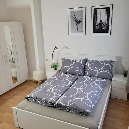 Naehe Duesseldorf Messe Expo, Airport, Train Station Apartment