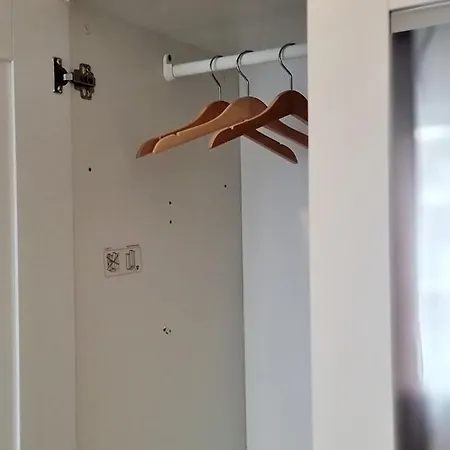 Naehe Duesseldorf Messe Expo, Airport, Train Station