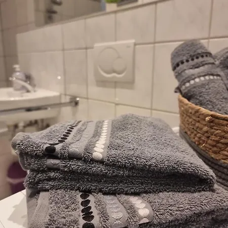 Naehe Duesseldorf Messe Expo, Airport, Train Station * ドゥイスブルグ